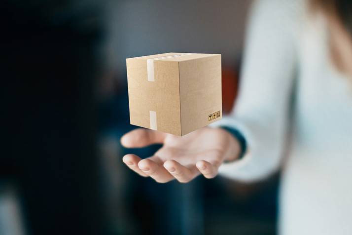 Foto: Hand mit kleinem Paket